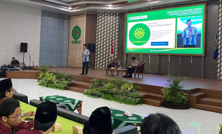 Ketua MPKSDI PP Muhammadiyah Gus Bach memberikan pemaparan materi kemuhammadiyahan pada acara PKKMB UMPWR 2026 di Universitas Muhammadiyah Purworejo.