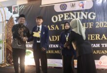 Prosesi penyematan jas almamater secara simbolis kepada mahasiswa baru saat pembukaan MATAF AKMT Temanggung 2026.