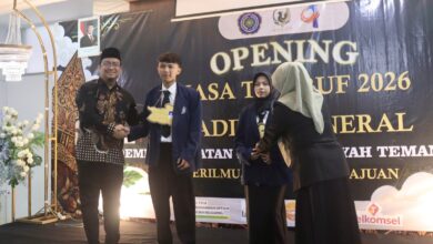Prosesi penyematan jas almamater secara simbolis kepada mahasiswa baru saat pembukaan MATAF AKMT Temanggung 2026.