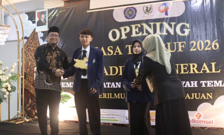 Prosesi penyematan jas almamater secara simbolis kepada mahasiswa baru saat pembukaan MATAF AKMT Temanggung 2026.
