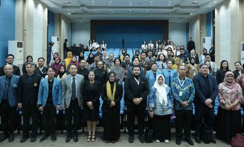 Para akademisi dan pembicara internasional berfoto bersama pada pembukaan FEB UMP ICBAE 2026 di Kasetsart University Bangkok.