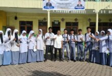 Siswa dan guru pendamping MAM Sinabang foto bersama dalam ajang OMI Simeulue 2026