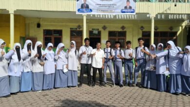 Siswa dan guru pendamping MAM Sinabang foto bersama dalam ajang OMI Simeulue 2026