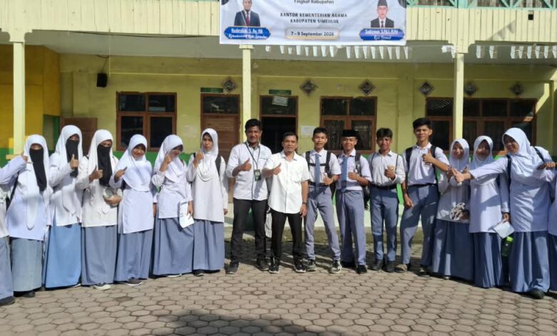Siswa dan guru pendamping MAM Sinabang foto bersama dalam ajang OMI Simeulue 2026