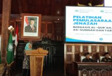 Sambutan Koordinator MKS PDA Jepara Khumaidah pada pelatihan pemulasaraan jenazah Jepara di Pendopo Kabupaten