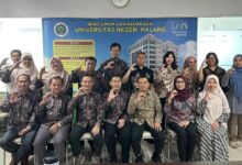Sesi foto bersama tim UMS dan UM saat benchmarking strategi ranking World Class University UMS di Universitas Negeri Malang.