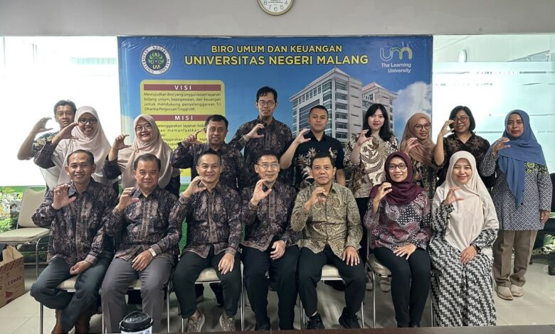 Sesi foto bersama tim UMS dan UM saat benchmarking strategi ranking World Class University UMS di Universitas Negeri Malang.