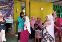 Tim FIK UMS memandu praktik gerakan latihan keseimbangan guna mencegah risiko jatuh pada lansia di Pos Lansia Cempaka Sehat Surakarta.
