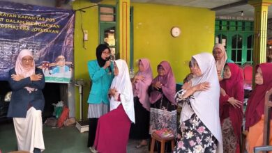 Tim FIK UMS memandu praktik gerakan latihan keseimbangan guna mencegah risiko jatuh pada lansia di Pos Lansia Cempaka Sehat Surakarta.