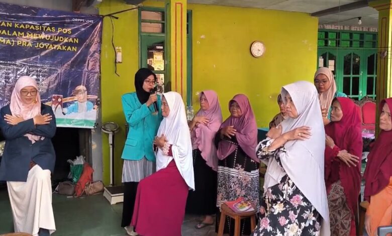 Tim FIK UMS memandu praktik gerakan latihan keseimbangan guna mencegah risiko jatuh pada lansia di Pos Lansia Cempaka Sehat Surakarta.