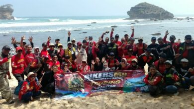 Anggota BikersMu Chapter Kota Yogyakarta berfoto bersama membentangkan spanduk di tepi Pantai Watu Karung Pacitan.