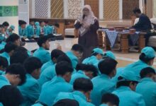 Wakil Dekan I Alfiyatul Azizah memberikan pemaparan materi saat kegiatan Fakultaria FAI UMS 2026 di Gedung Induk Siti Walidah.
