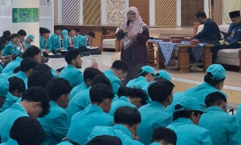 Wakil Dekan I Alfiyatul Azizah memberikan pemaparan materi saat kegiatan Fakultaria FAI UMS 2026 di Gedung Induk Siti Walidah.