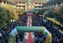 Suasana hari ketiga PKKMB UMPWR 2026 di lapangan kampus dengan gate balon bertuliskan PPKKMB dan MASTA UMPWR