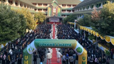 Suasana hari ketiga PKKMB UMPWR 2026 di lapangan kampus dengan gate balon bertuliskan PPKKMB dan MASTA UMPWR
