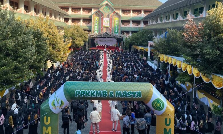 Suasana hari ketiga PKKMB UMPWR 2026 di lapangan kampus dengan gate balon bertuliskan PPKKMB dan MASTA UMPWR