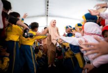 Wakil Bupati Temanggung Nadia Muna menyapa dan bersalaman dengan para siswa SD Muhammadiyah Parakan saat Sosialisasi INCAKAP.