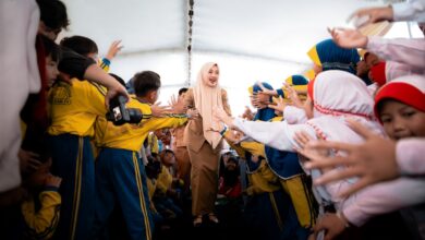 Wakil Bupati Temanggung Nadia Muna menyapa dan bersalaman dengan para siswa SD Muhammadiyah Parakan saat Sosialisasi INCAKAP.