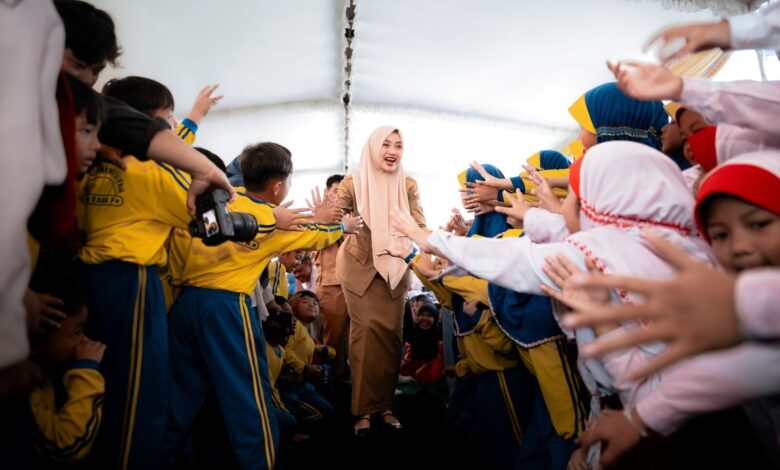 Wakil Bupati Temanggung Nadia Muna menyapa dan bersalaman dengan para siswa SD Muhammadiyah Parakan saat Sosialisasi INCAKAP.
