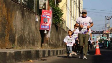 Pelari cilik usia 3 tahun dengan nomor dada A0208 berlari di samping pelari dewasa dalam acara Edu Fun Run FKIP UMS