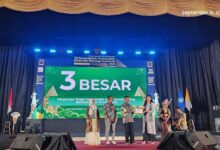 Penyerahan penghargaan UMS sebagai Kampus Islam Swasta Paling Berkelanjutan dalam ajang UI GreenMetric 2026 di UGM Yogyakarta.