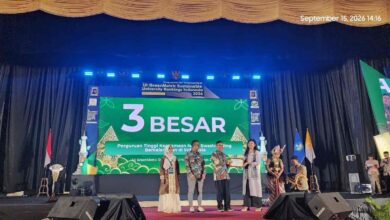 Penyerahan penghargaan UMS sebagai Kampus Islam Swasta Paling Berkelanjutan dalam ajang UI GreenMetric 2026 di UGM Yogyakarta.