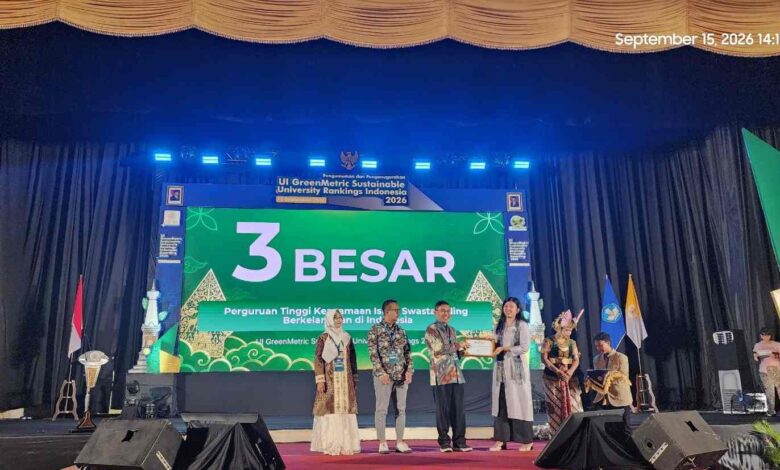 Penyerahan penghargaan UMS sebagai Kampus Islam Swasta Paling Berkelanjutan dalam ajang UI GreenMetric 2026 di UGM Yogyakarta.