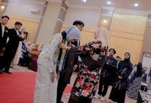 Pemasangan selempang lulusan saat upacara pengambilan Sumpah Profesi Ners UMS yang berhasil mempertahankan Akreditasi Unggul.