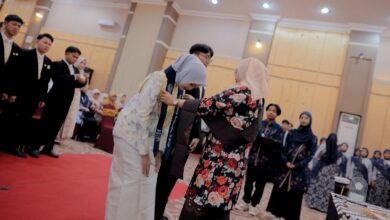 Pemasangan selempang lulusan saat upacara pengambilan Sumpah Profesi Ners UMS yang berhasil mempertahankan Akreditasi Unggul.