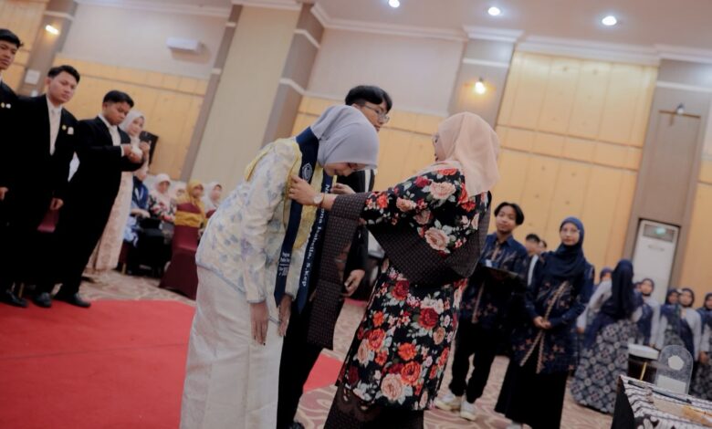 Pemasangan selempang lulusan saat upacara pengambilan Sumpah Profesi Ners UMS yang berhasil mempertahankan Akreditasi Unggul.