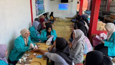 Mahasiswa Fakultas Farmasi UMS sedang melayani pemeriksaan kesehatan dan edukasi penggunaan obat antinyeri untuk lambung kepada warga PKK Sarwo Rukun Surakarta.