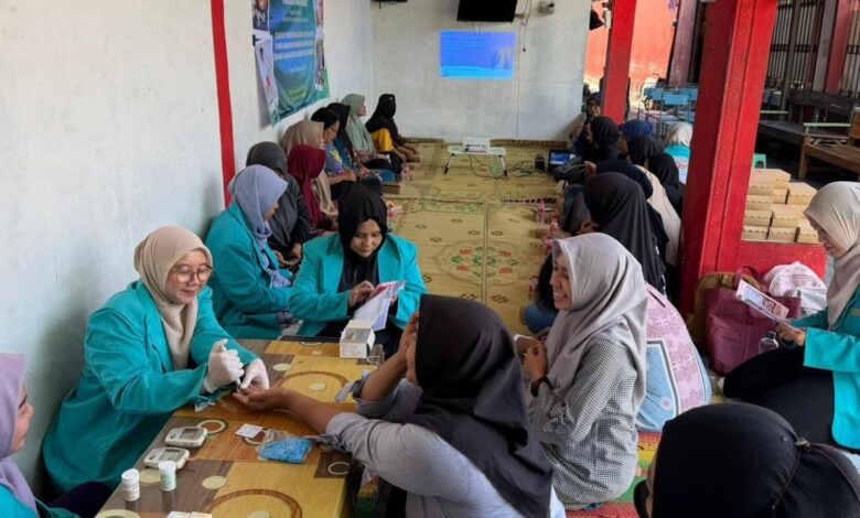 Mahasiswa Fakultas Farmasi UMS sedang melayani pemeriksaan kesehatan dan edukasi penggunaan obat antinyeri untuk lambung kepada warga PKK Sarwo Rukun Surakarta.