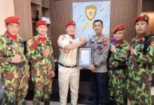 Penyerahan penghargaan dari Polres Wonosobo kepada perwakilan KOKAM Wonosobo di Markas Polres.