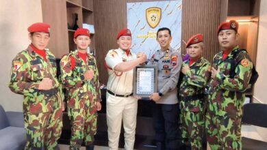 Penyerahan penghargaan dari Polres Wonosobo kepada perwakilan KOKAM Wonosobo di Markas Polres.