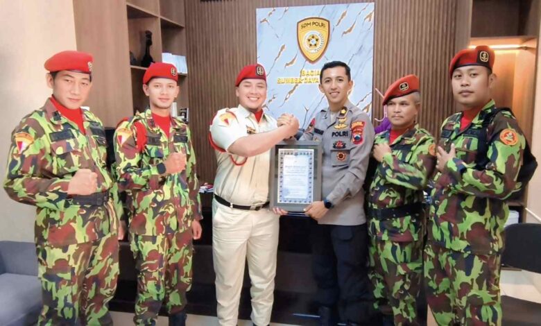 Penyerahan penghargaan dari Polres Wonosobo kepada perwakilan KOKAM Wonosobo di Markas Polres.