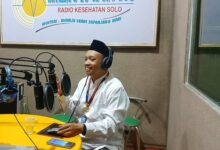 Humas SD Muhammadiyah 1 Surakarta Dwi Jatmiko saat menjadi narasumber siaran radio Mentari FM Solo.
