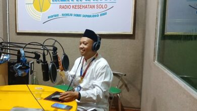 Humas SD Muhammadiyah 1 Surakarta Dwi Jatmiko saat menjadi narasumber siaran radio Mentari FM Solo.