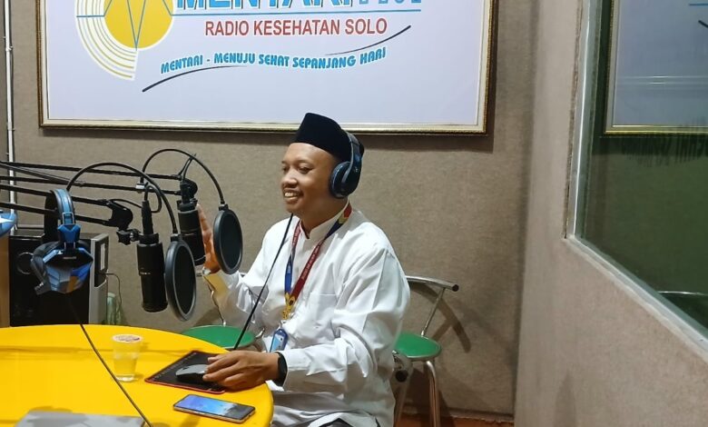 Humas SD Muhammadiyah 1 Surakarta Dwi Jatmiko saat menjadi narasumber siaran radio Mentari FM Solo.
