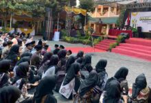 Rektor UMPWR menyampaikan pidato di hadapan mahasiswa baru pada acara penutupan PPKKMB dan Masta 2026.