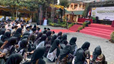 Rektor UMPWR menyampaikan pidato di hadapan mahasiswa baru pada acara penutupan PPKKMB dan Masta 2026.