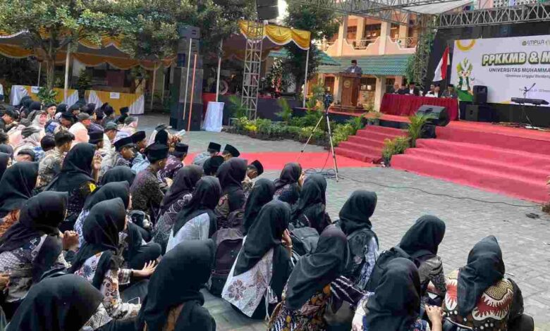 Rektor UMPWR menyampaikan pidato di hadapan mahasiswa baru pada acara penutupan PPKKMB dan Masta 2026.