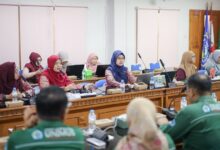 Suasana pertemuan kolaborasi antara pimpinan FKG UMS dan jajaran FKG Unimus di Ruang Meeting FKG UMS Surakarta.