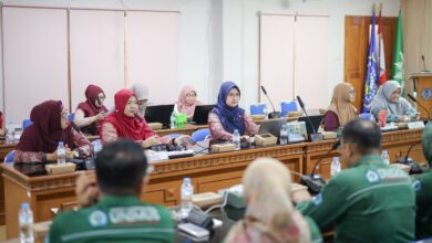 Suasana pertemuan kolaborasi antara pimpinan FKG UMS dan jajaran FKG Unimus di Ruang Meeting FKG UMS Surakarta.