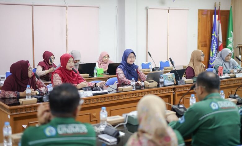 Suasana pertemuan kolaborasi antara pimpinan FKG UMS dan jajaran FKG Unimus di Ruang Meeting FKG UMS Surakarta.
