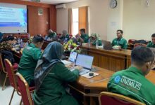 Delegasi UNDIP dan UNIMUS sedang duduk berdiskusi dalam forum benchmarking pendidikan Spesialis Keperawatan Medikal Bedah di ruang rapat UNIMUS.
