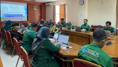 Delegasi UNDIP dan UNIMUS sedang duduk berdiskusi dalam forum benchmarking pendidikan Spesialis Keperawatan Medikal Bedah di ruang rapat UNIMUS.
