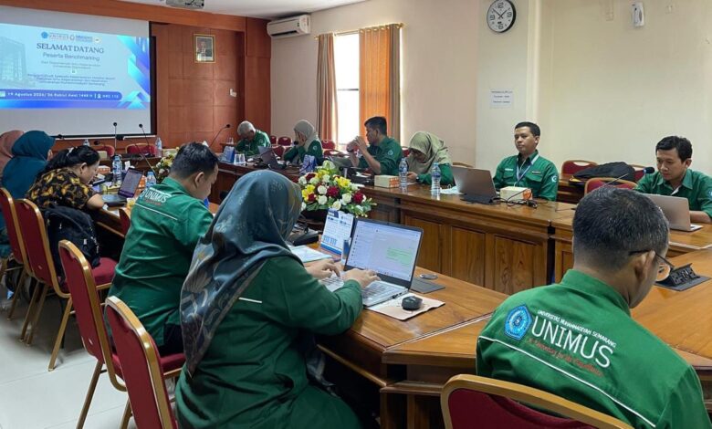Delegasi UNDIP dan UNIMUS sedang duduk berdiskusi dalam forum benchmarking pendidikan Spesialis Keperawatan Medikal Bedah di ruang rapat UNIMUS.
