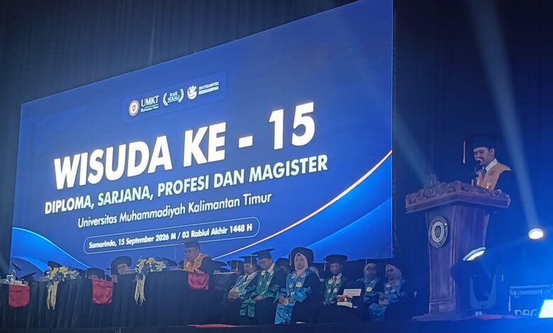 Suasana panggung Sidang Terbuka Senat Wisuda ke-15 UMKT di Samarinda dengan layar latar besar dan pimpinan kampus di mimbar.
