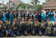 Tim rebana SMP Mutual Kota Magelang bersama para guru pendamping berfoto bersama usai meraih Juara MAPSI.