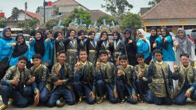Tim rebana SMP Mutual Kota Magelang bersama para guru pendamping berfoto bersama usai meraih Juara MAPSI.